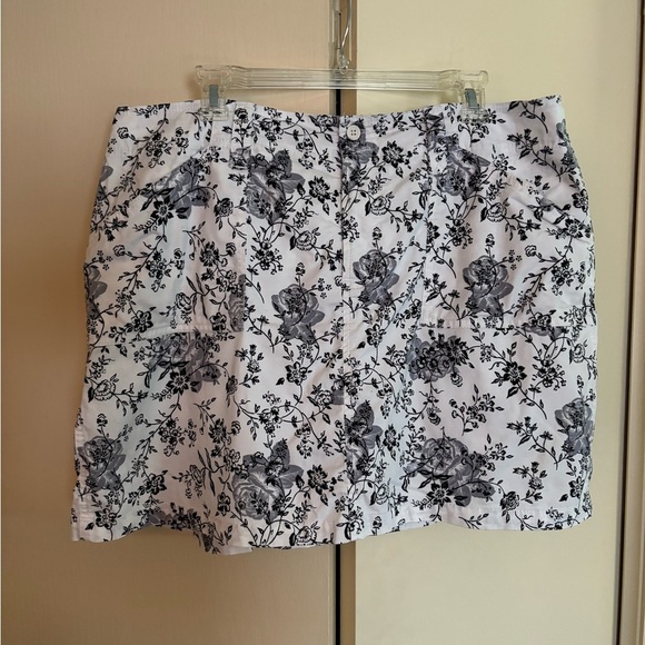 Gloria Vanderbilt Dresses & Skirts - Gloria Vanderbilt Monochrome Floral Skirt